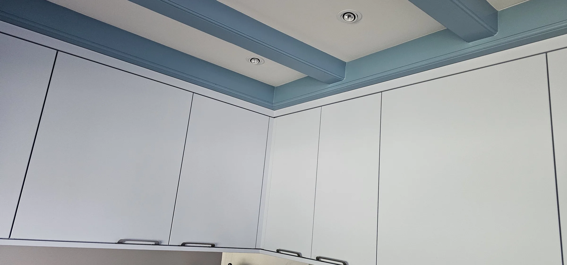 Keuken met afgewerkt balkenplafond